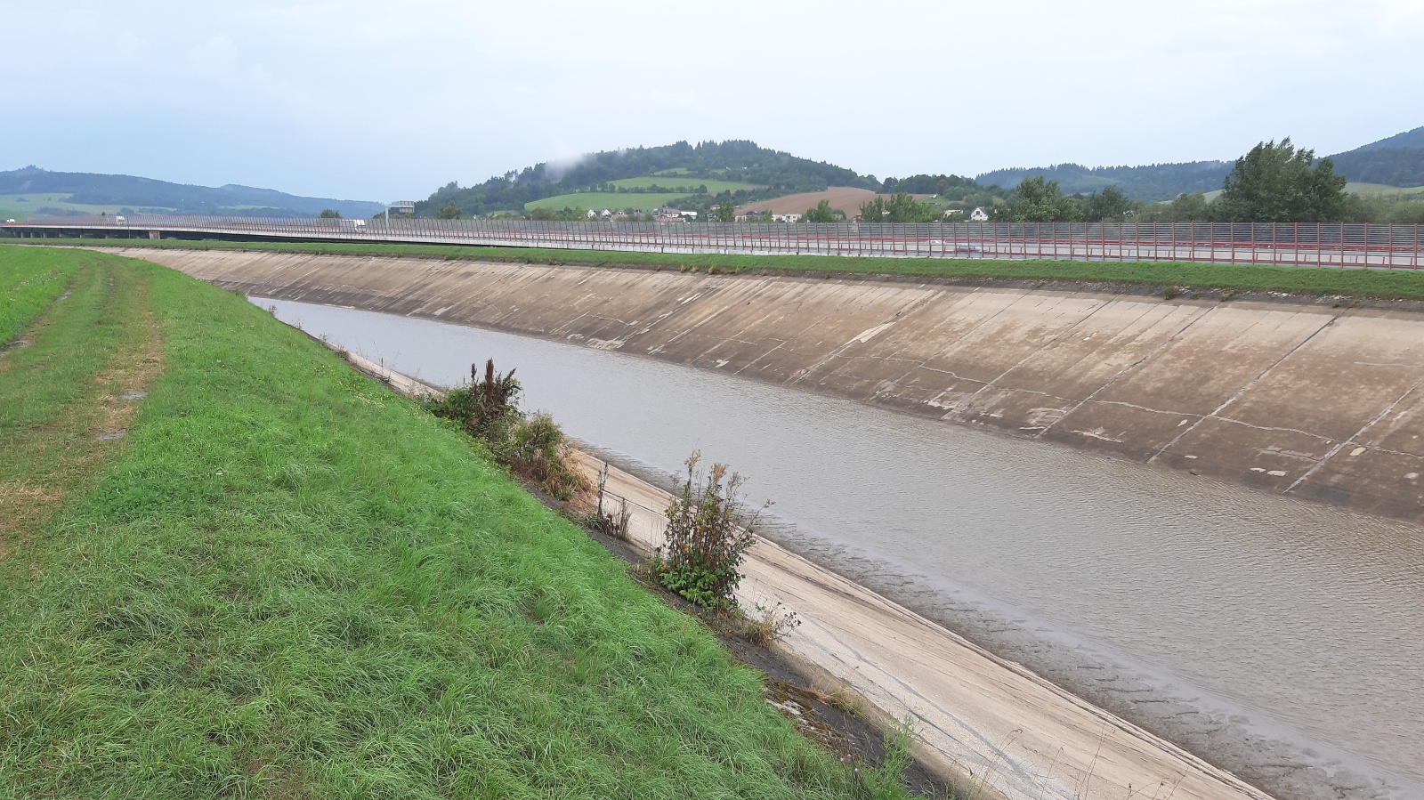 Fotogaléria 26.8.2019 - Vypustený Hričovský kanál č.1 (15) 26.8.2019 - Vypustený Hričovský kanál č.1